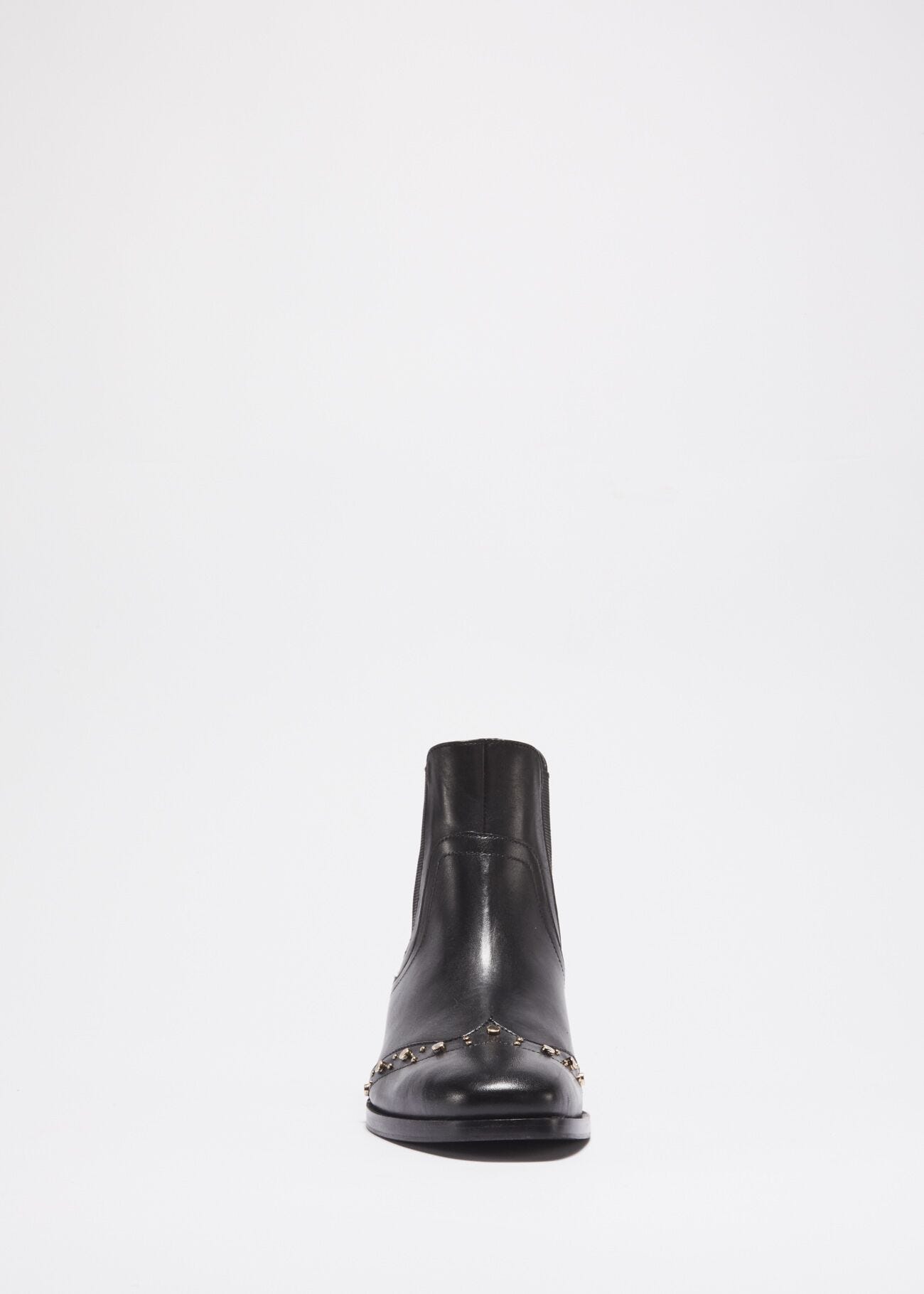 Beatle boot with dovetail embellishment