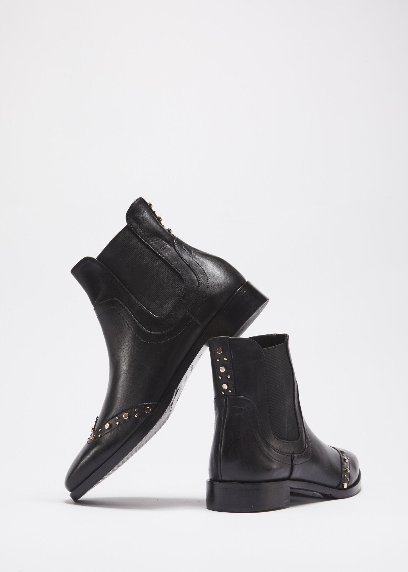 Beatle boot with dovetail embellishment