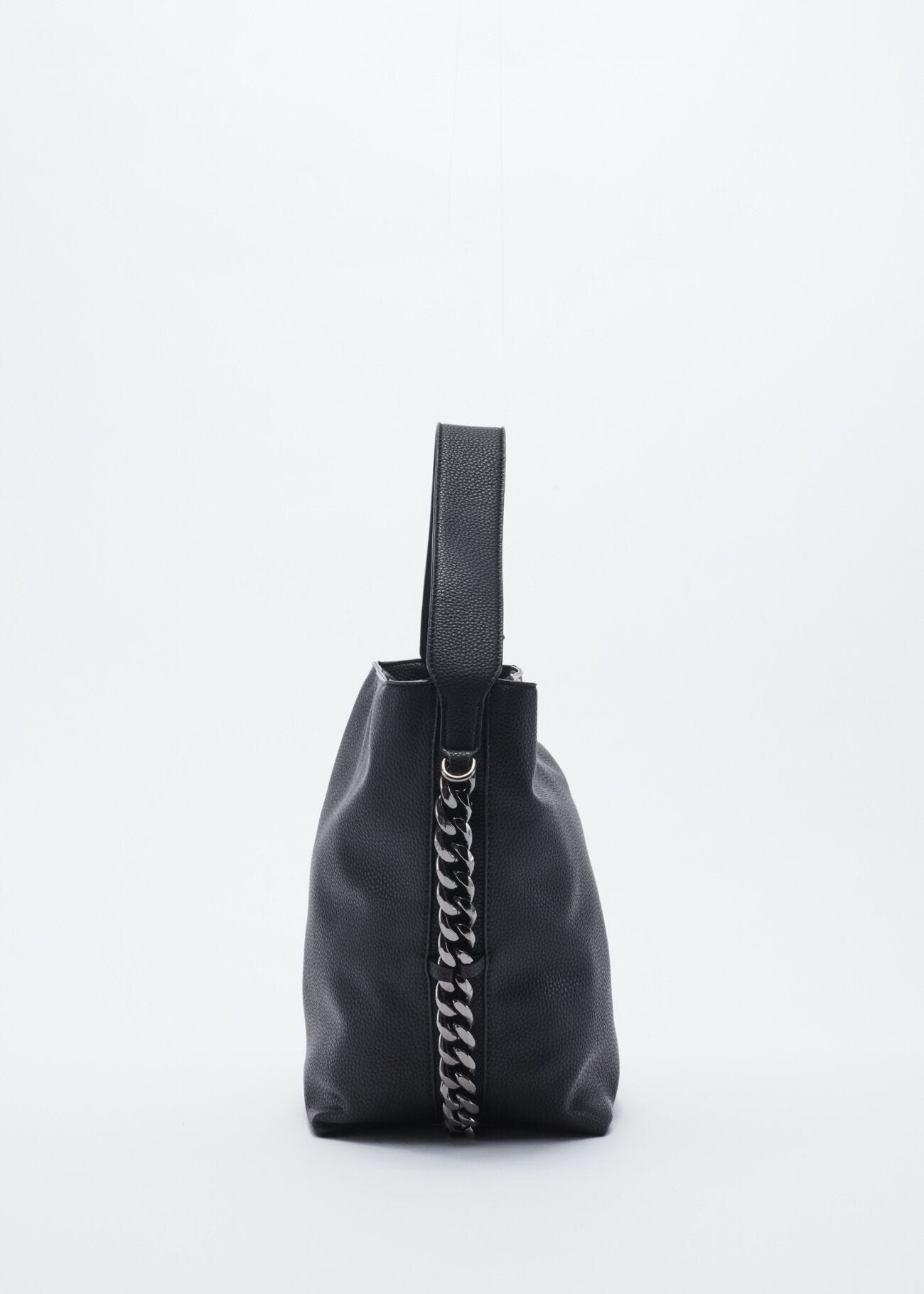 One-shoulder bag with metal chain decoration