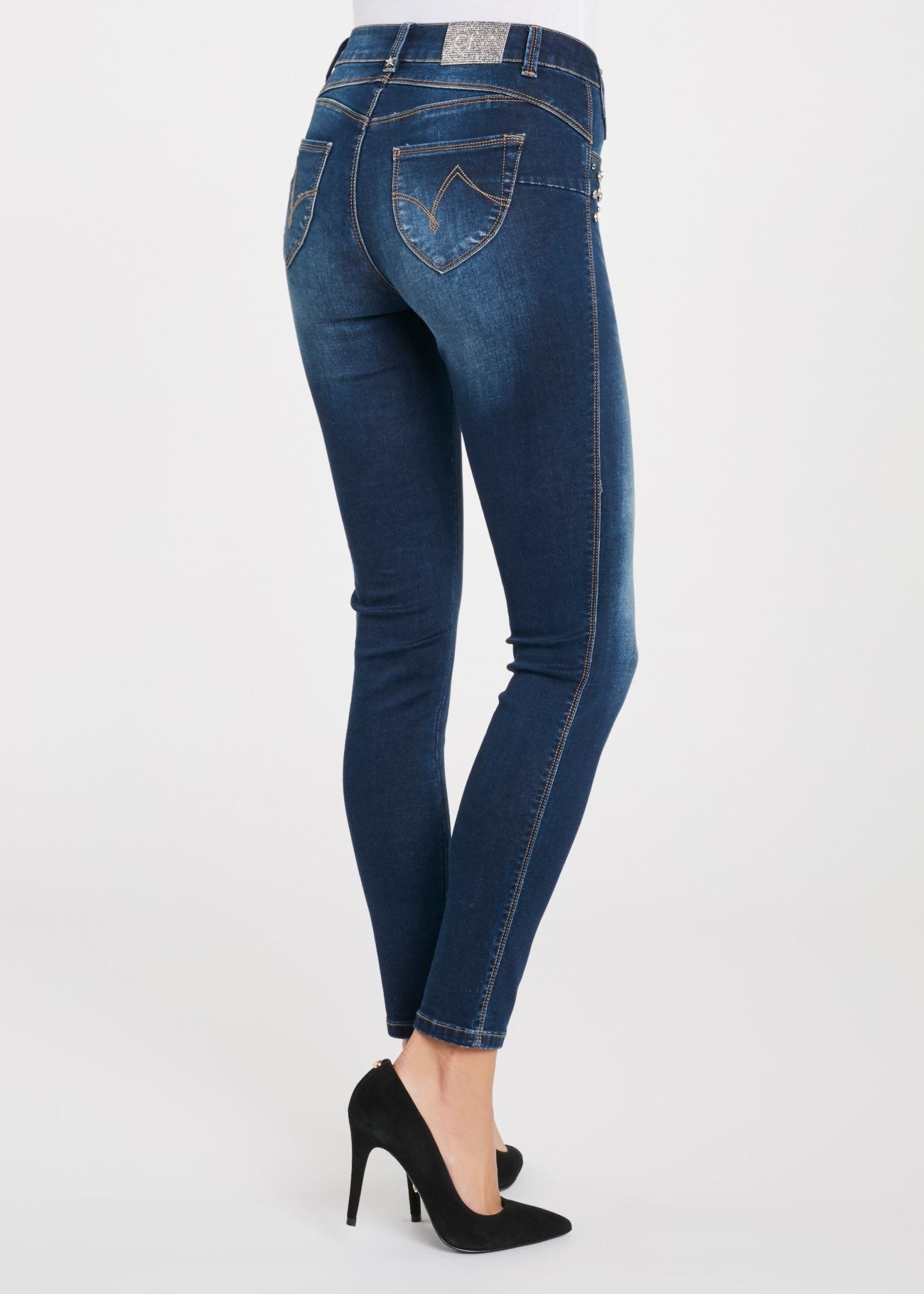 Jeans with rounded yoke