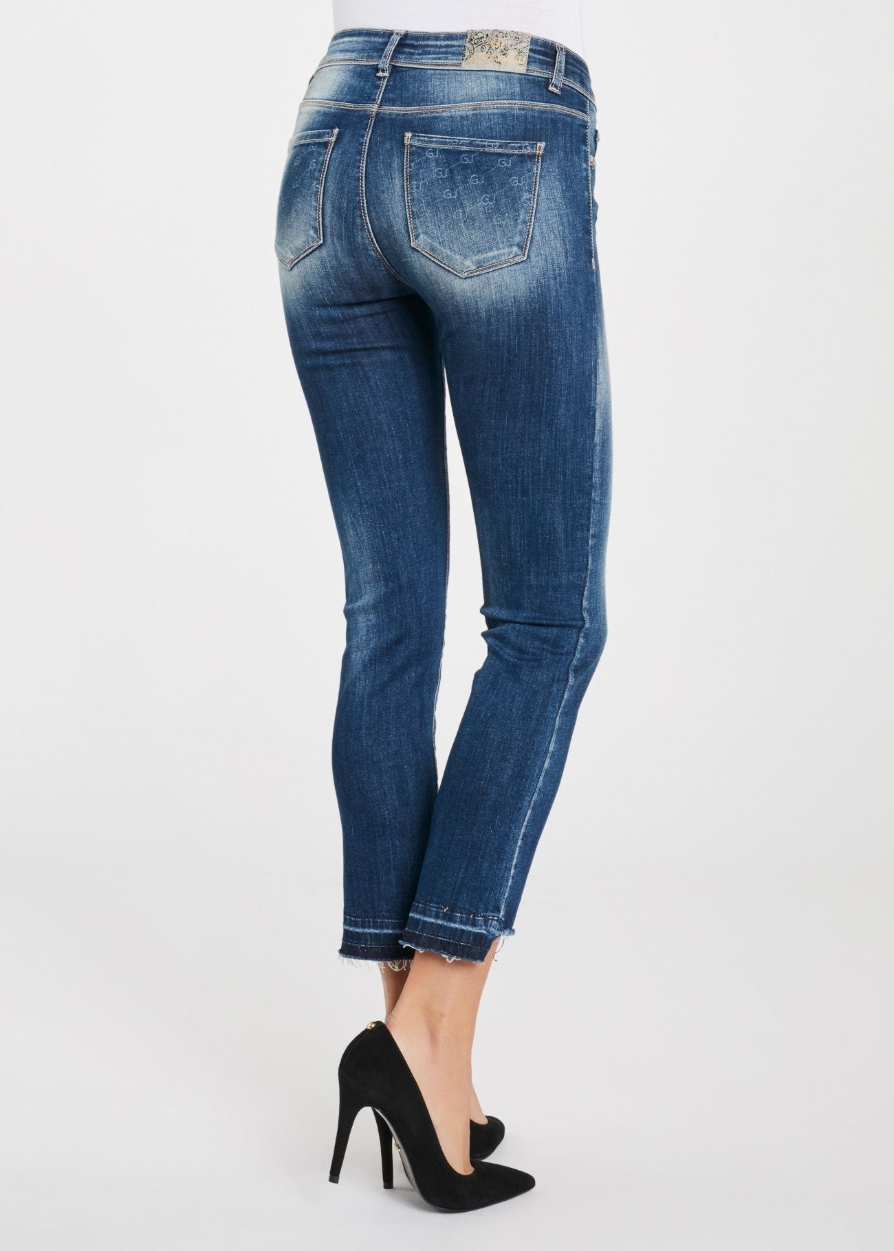 Jeans with raw-cut hem