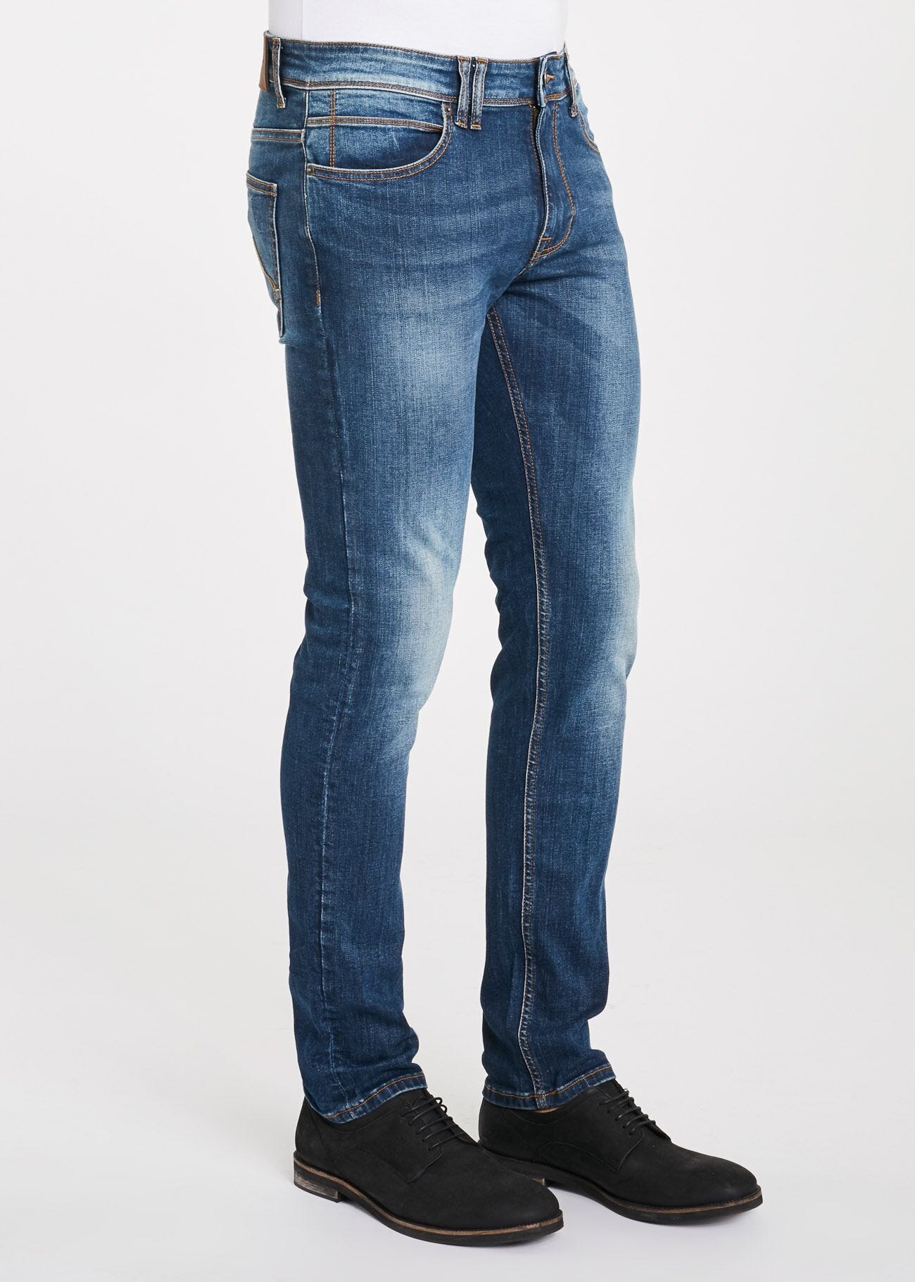 Jeans with tobacco-coloured stitching