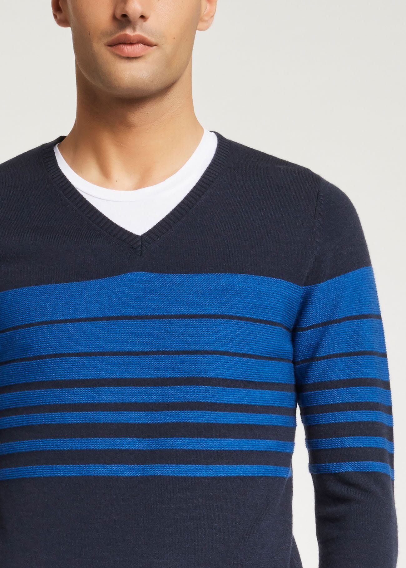 Pull avec encolure en V