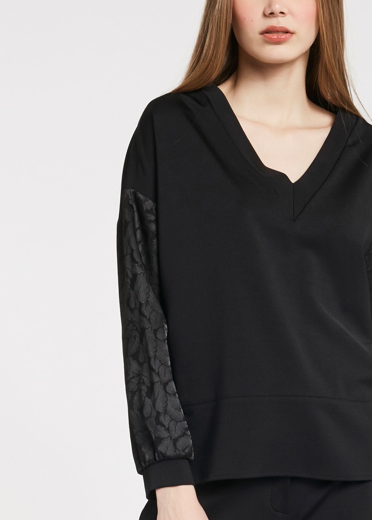 Sweatshirt with printed sleeves