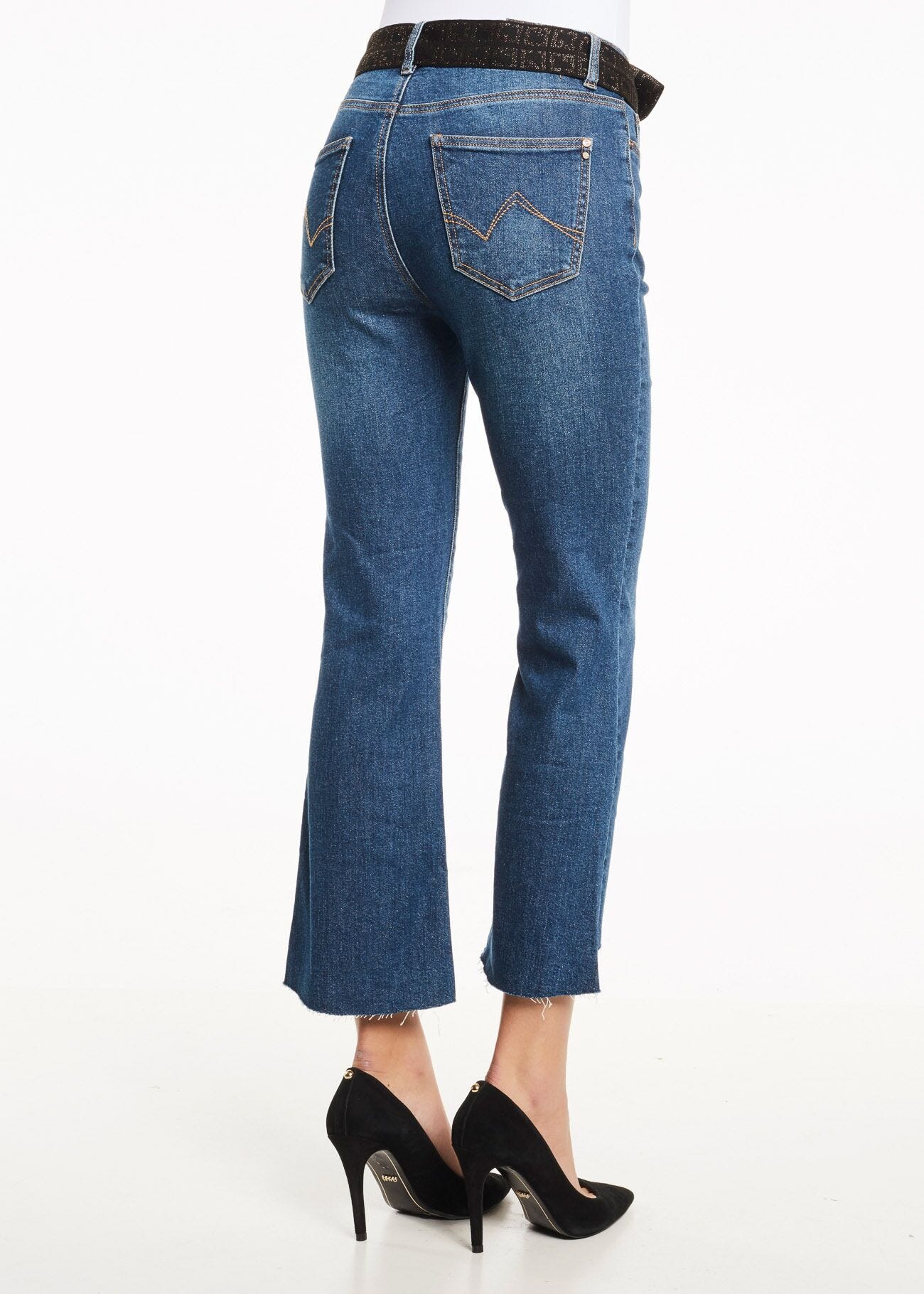 Jeans with raw cut hem