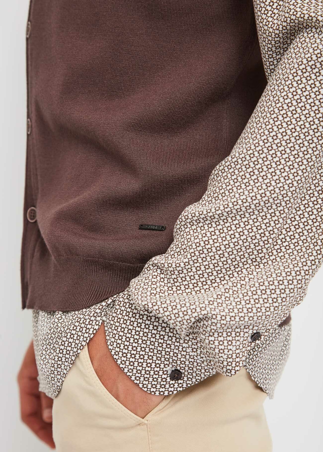 Gilet with buttons