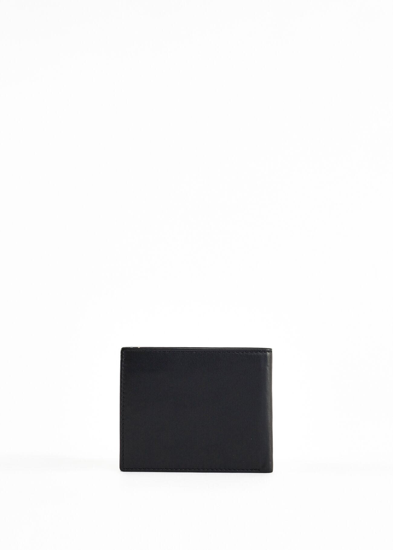 Wallet with contrasting interior