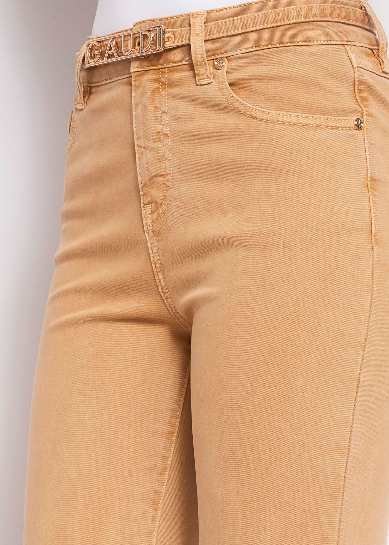 Pantaloni flare