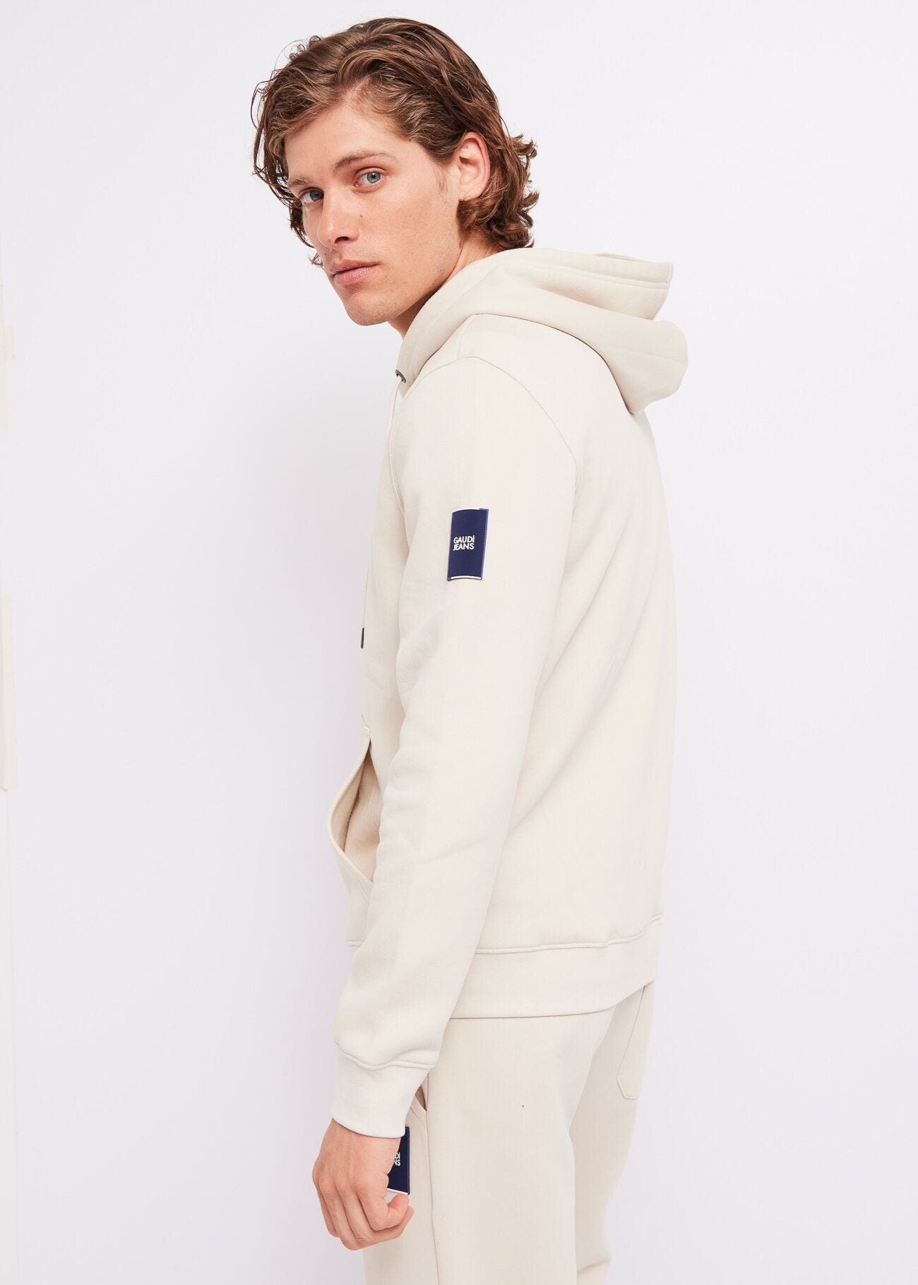 Sweatshirt with hood and zip