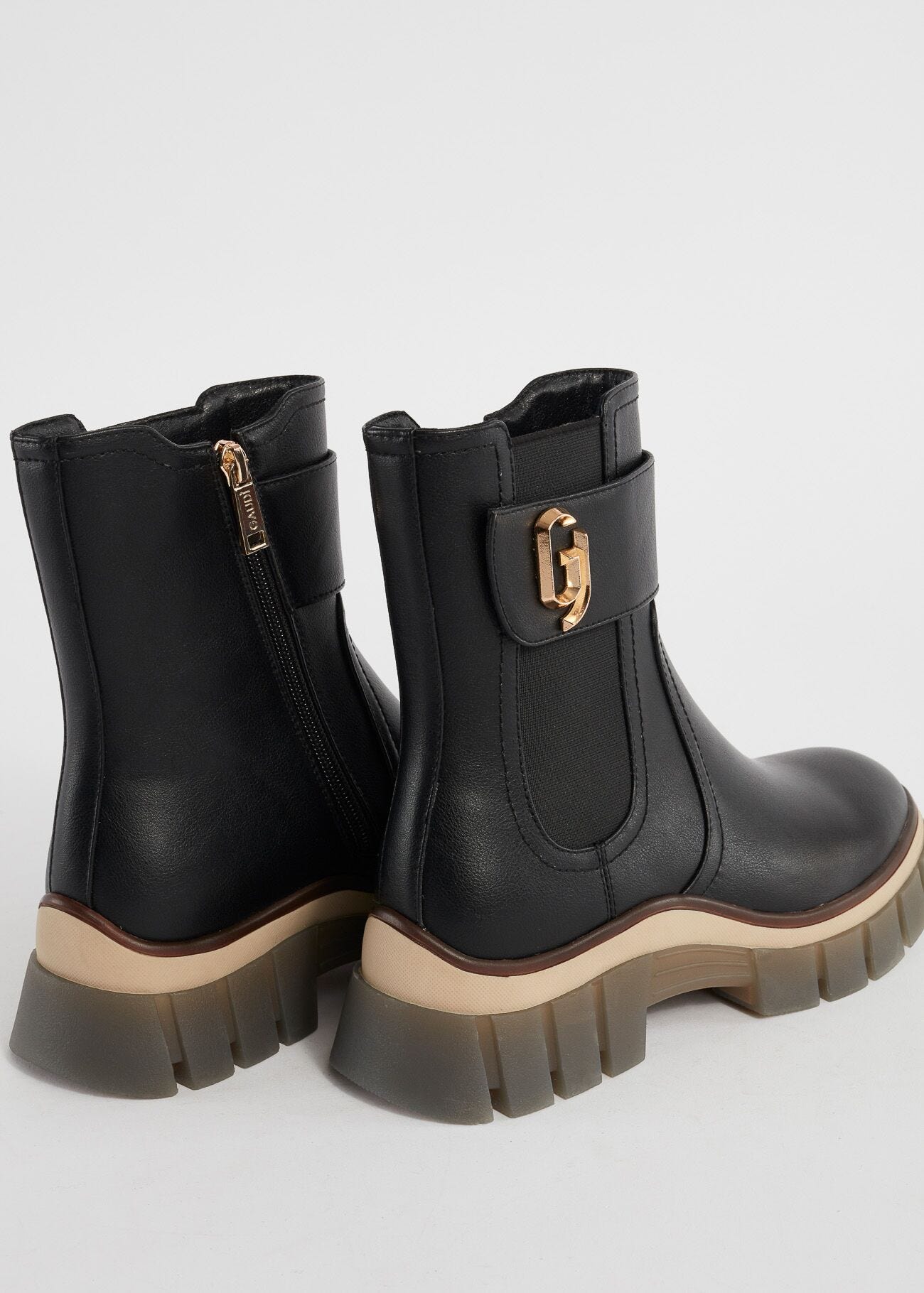 Ankle boots with zip