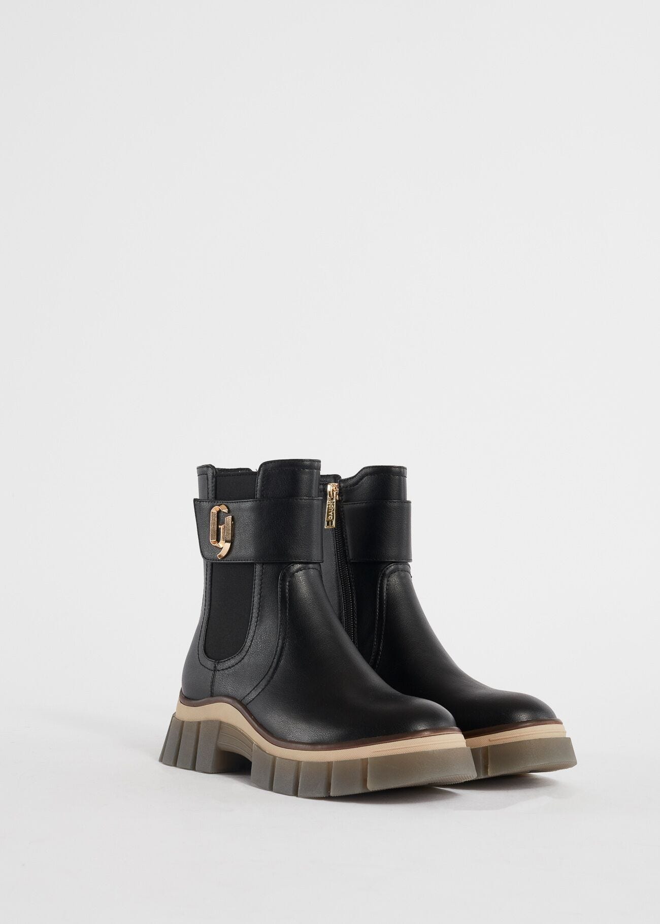 Ankle boots with zip