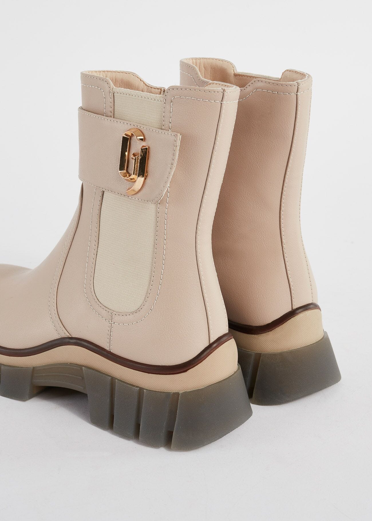 Ankle boots with zip