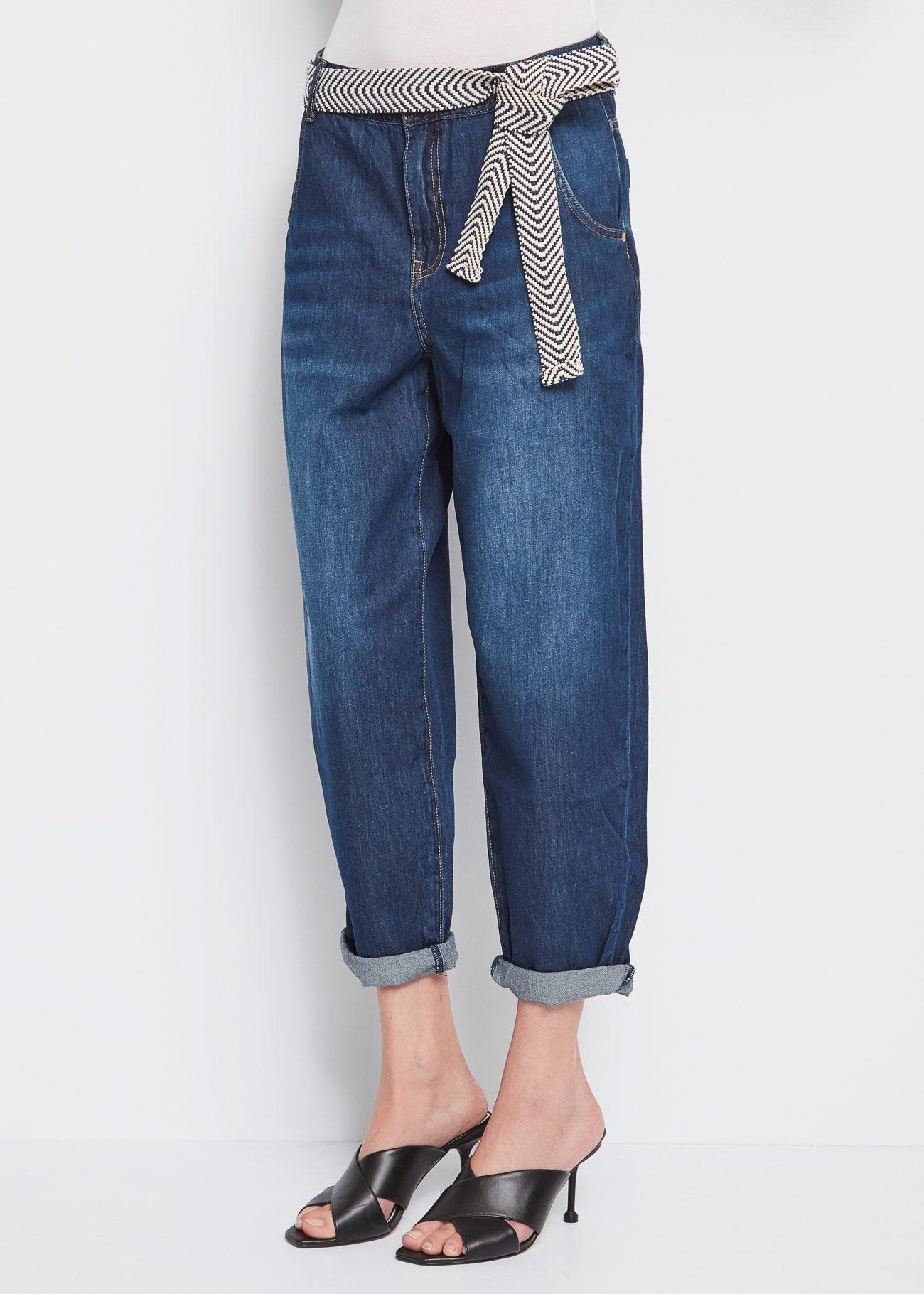 Slouchy jeans with belt