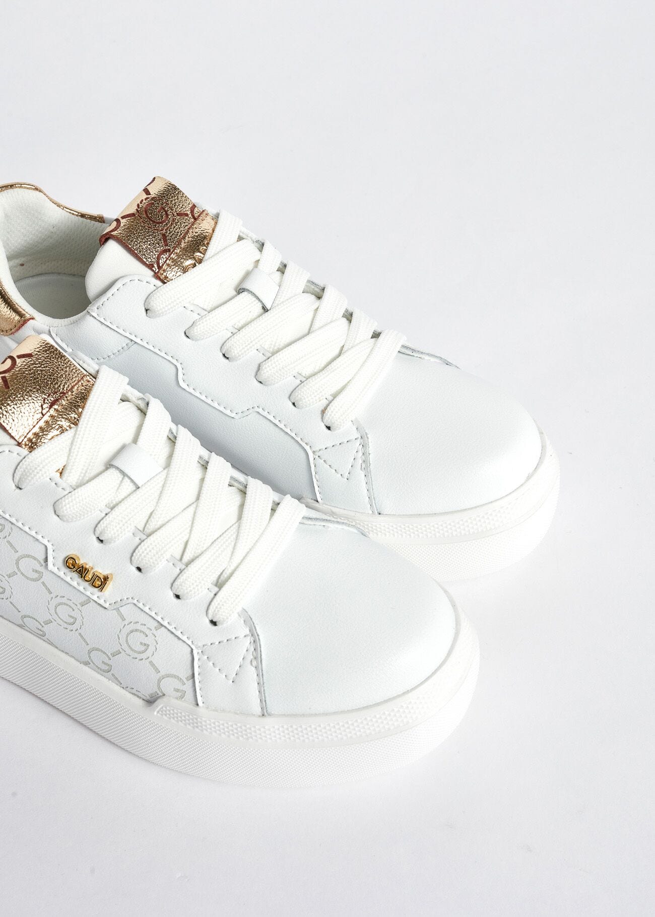 Sneaker in pelle con logo GJ