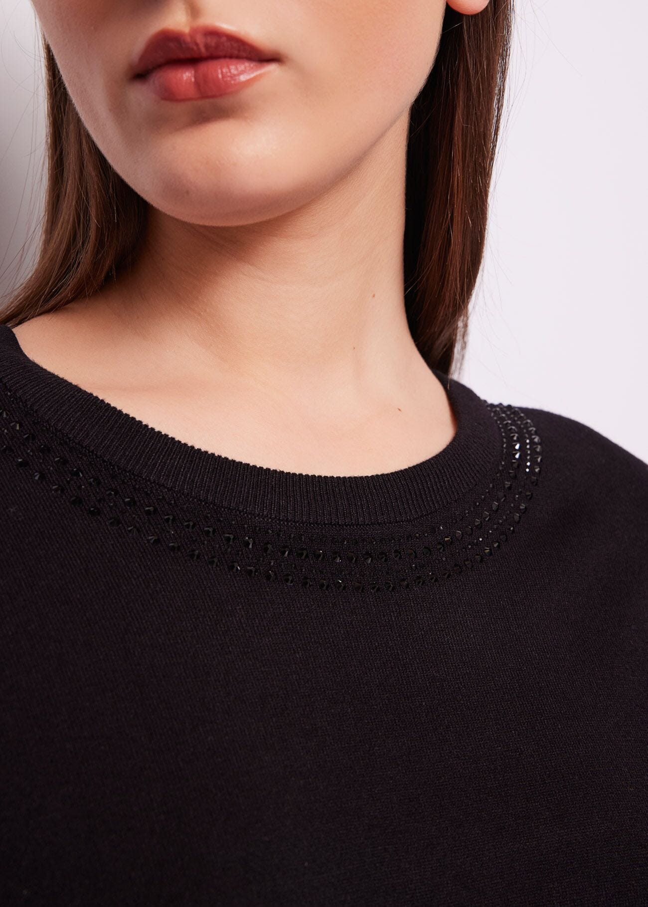 Abito nero in maglia con strass