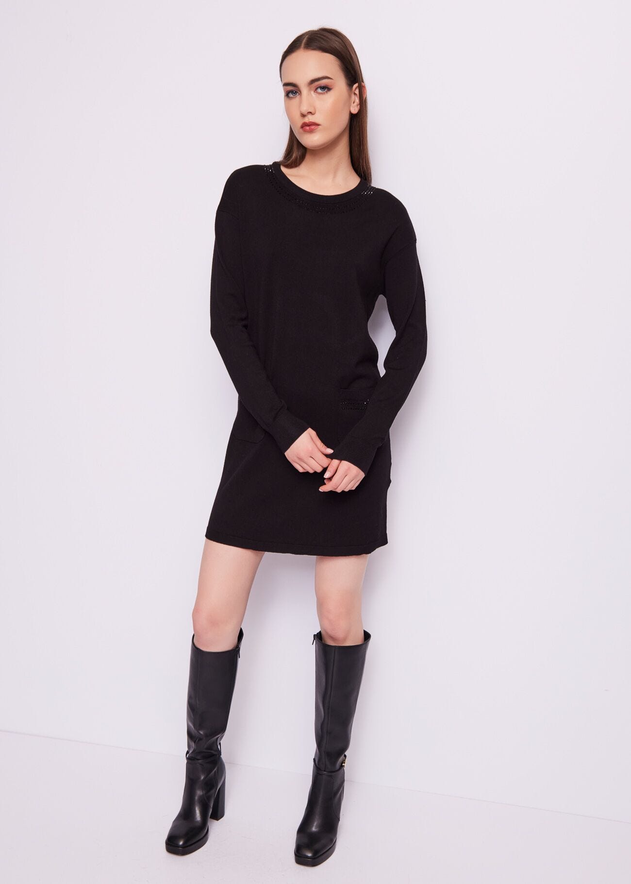 Abito nero in maglia con strass