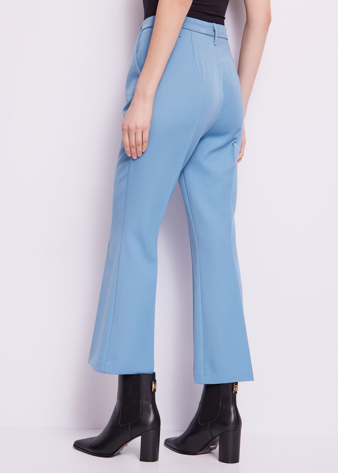 Pantaloni azzurri con piega