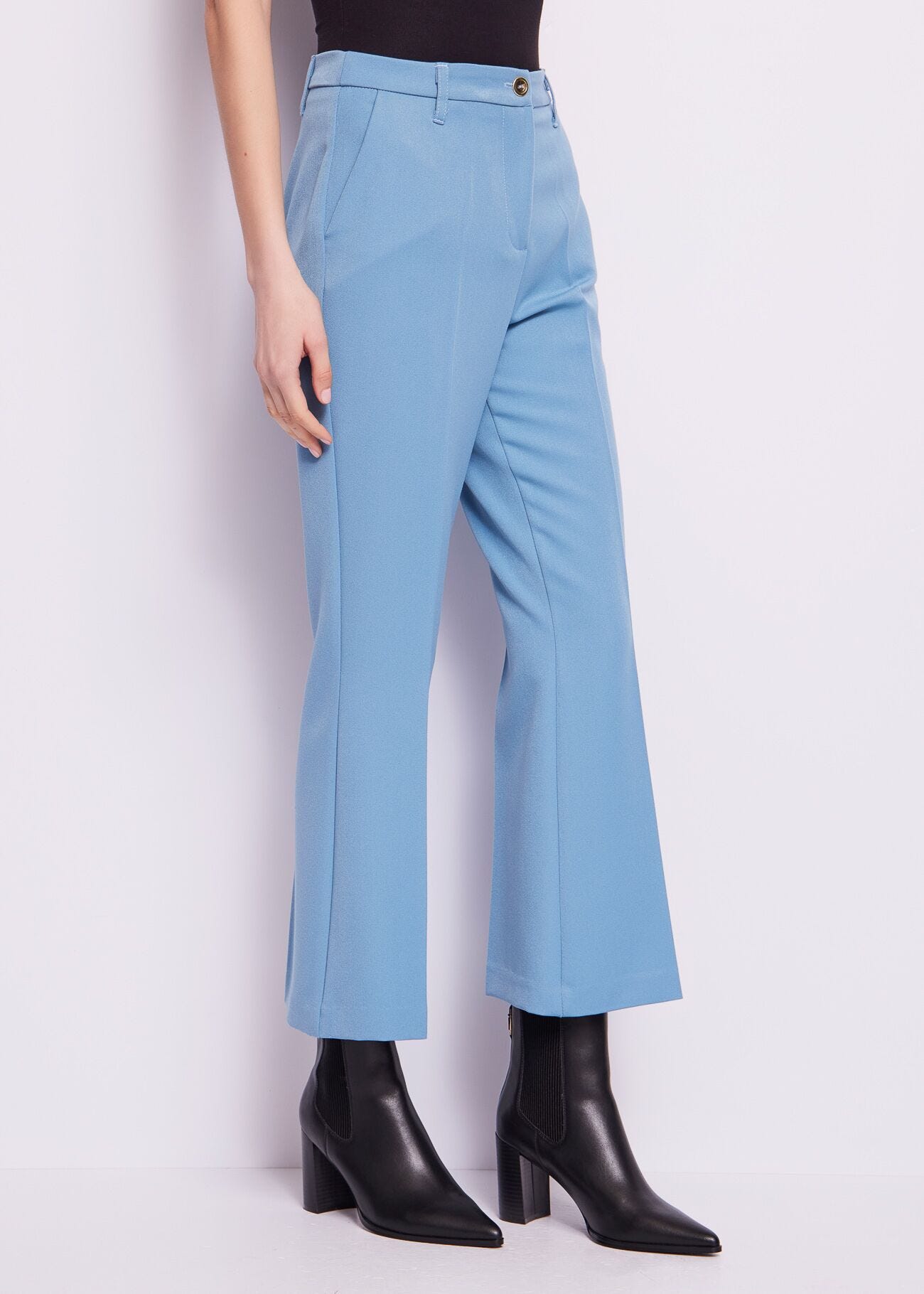 Pantaloni azzurri con piega