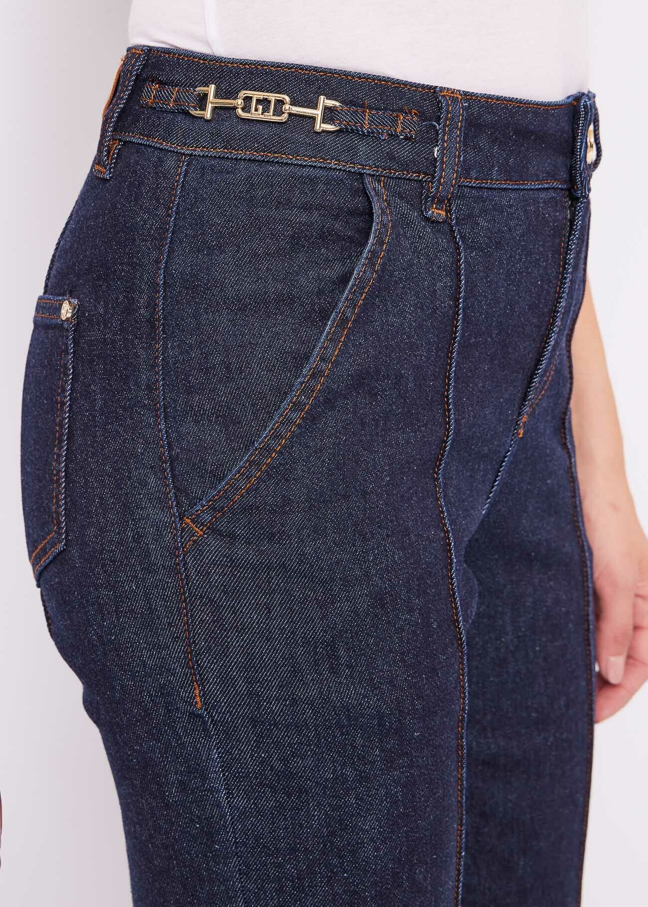 Straight jeans with crease