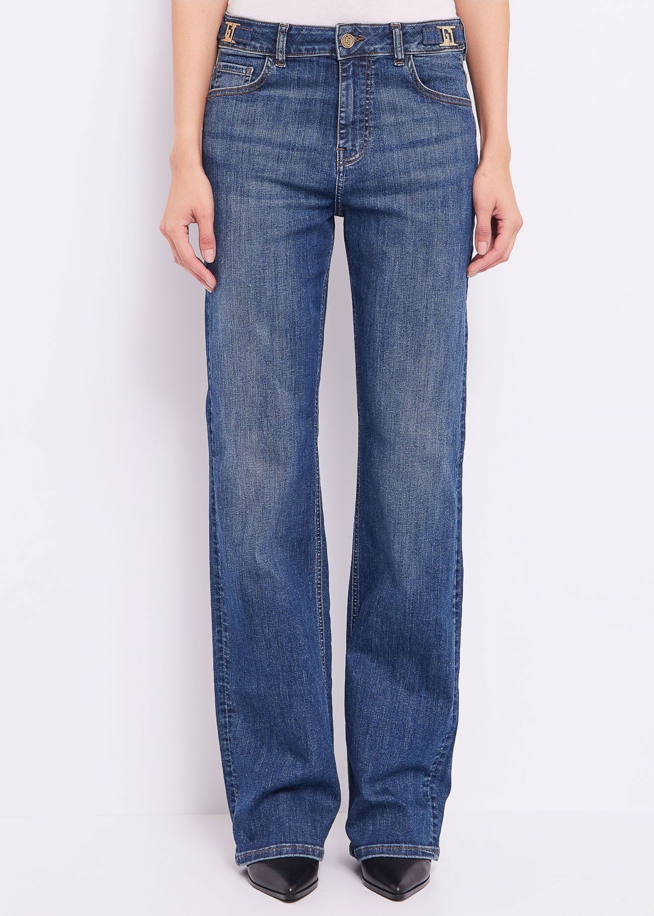 Straight worn cotton jeans
