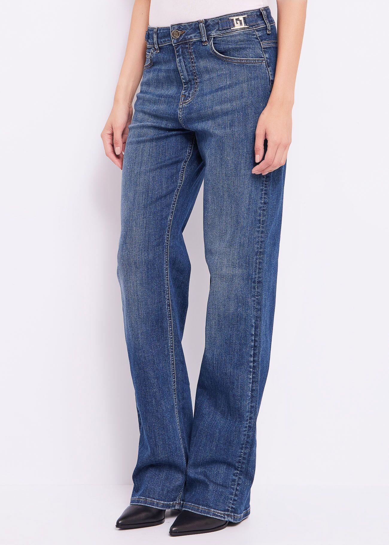 Straight worn cotton jeans