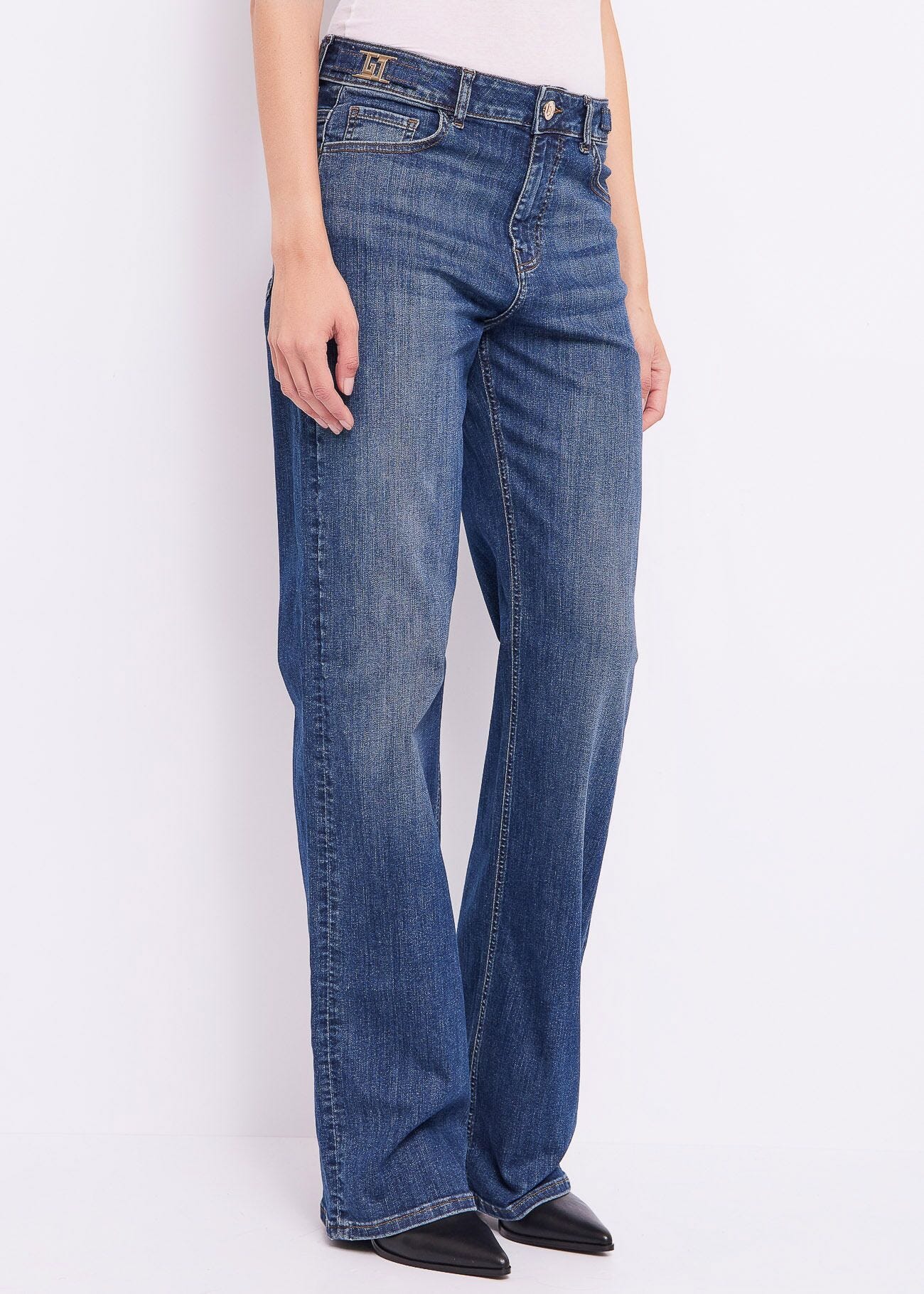 Straight worn cotton jeans