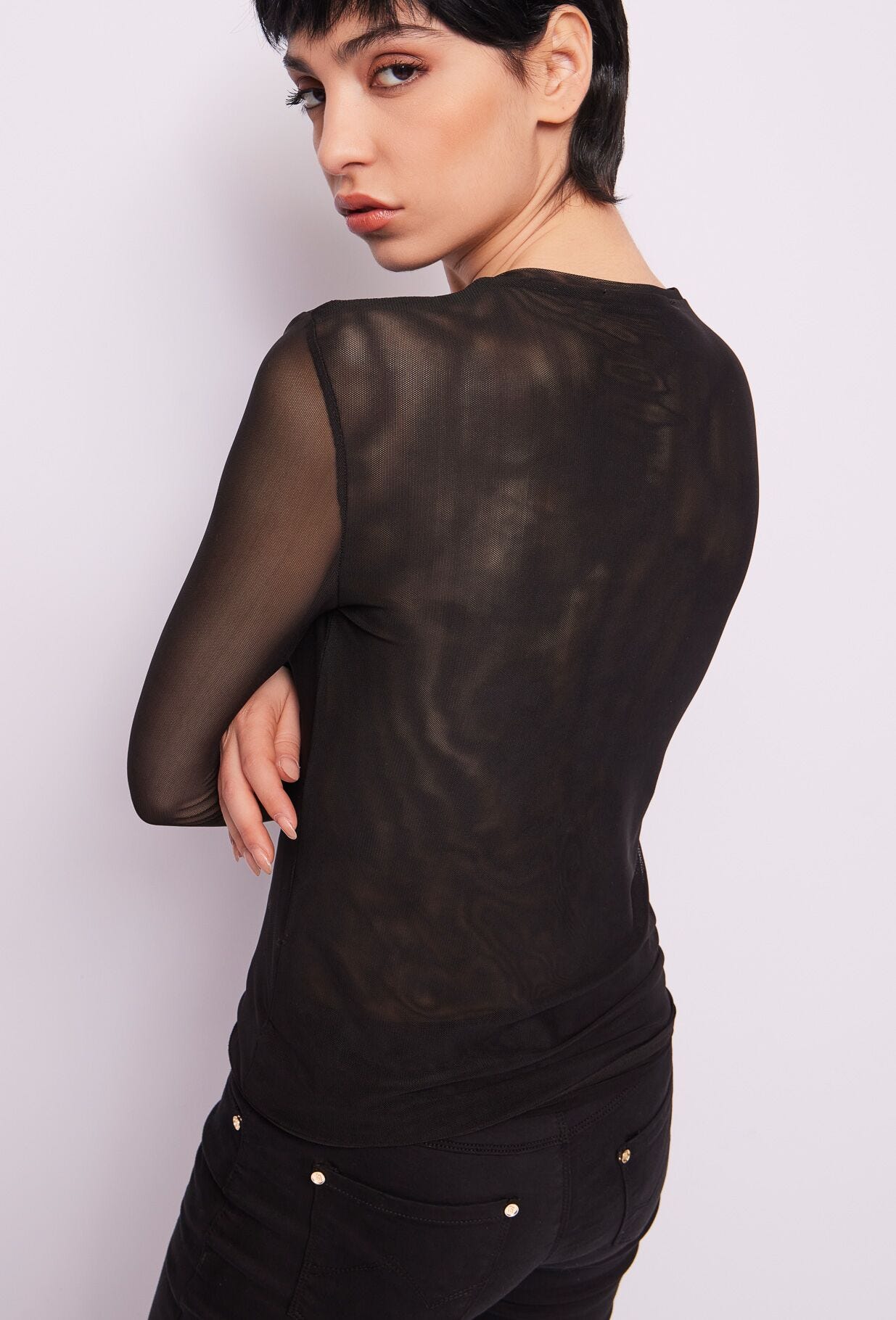 Camiseta negra de tul con logotipo