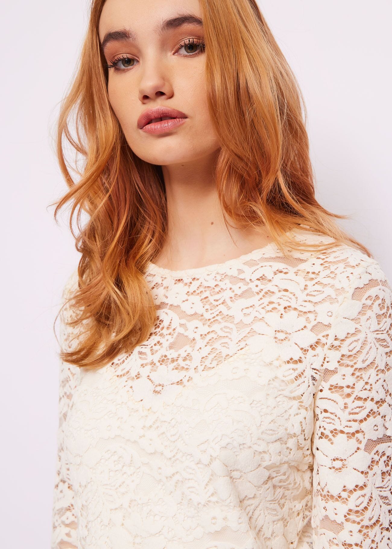 Mini-robe en dentelle blanche