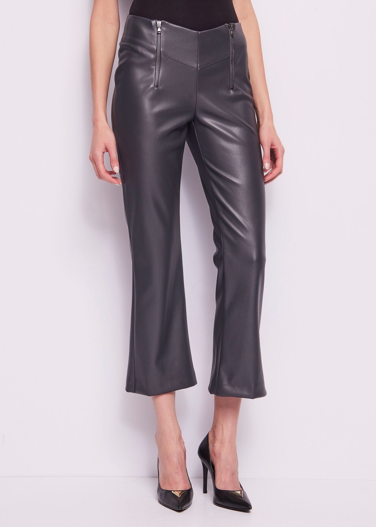 Pantalón gris de piel sintética