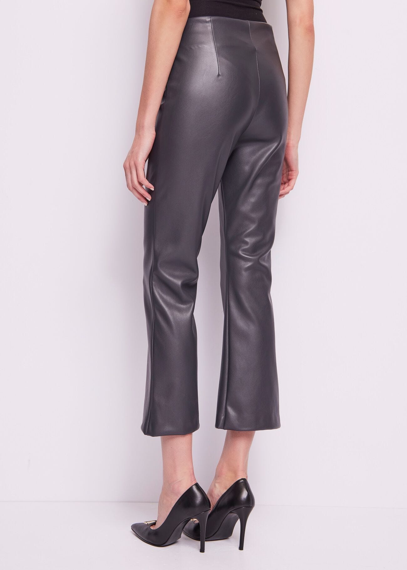 Pantalón gris de piel sintética