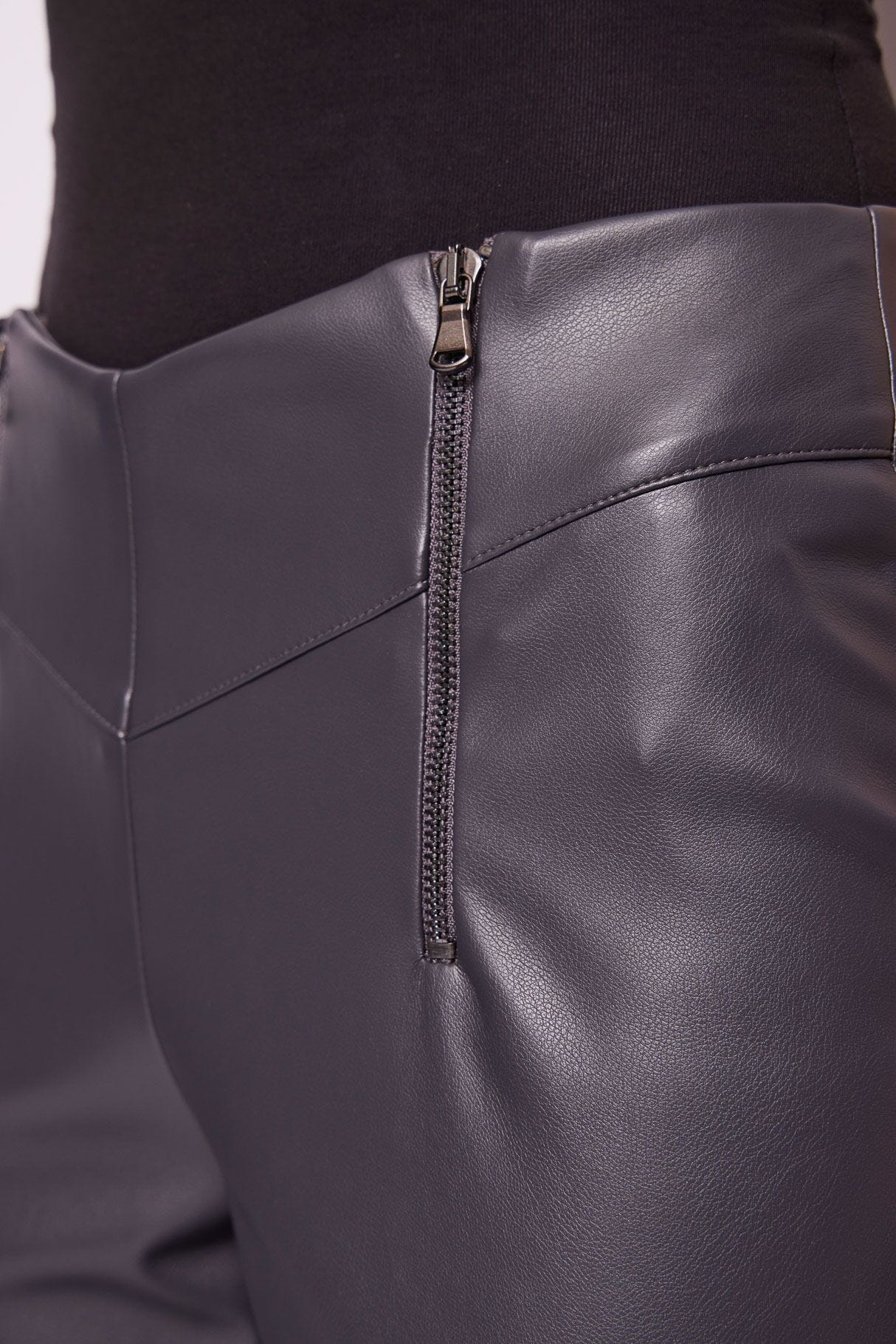 Pantalón gris de piel sintética