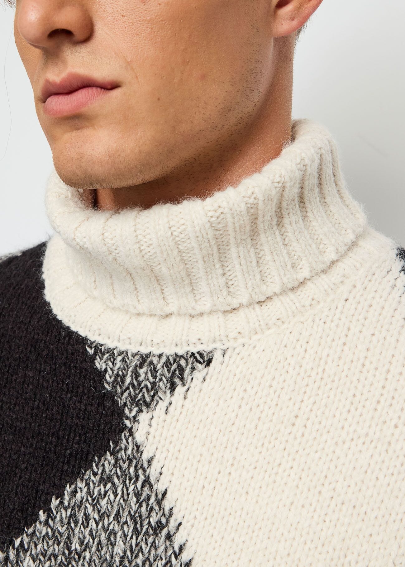 Turtle neck jumper in wool blend