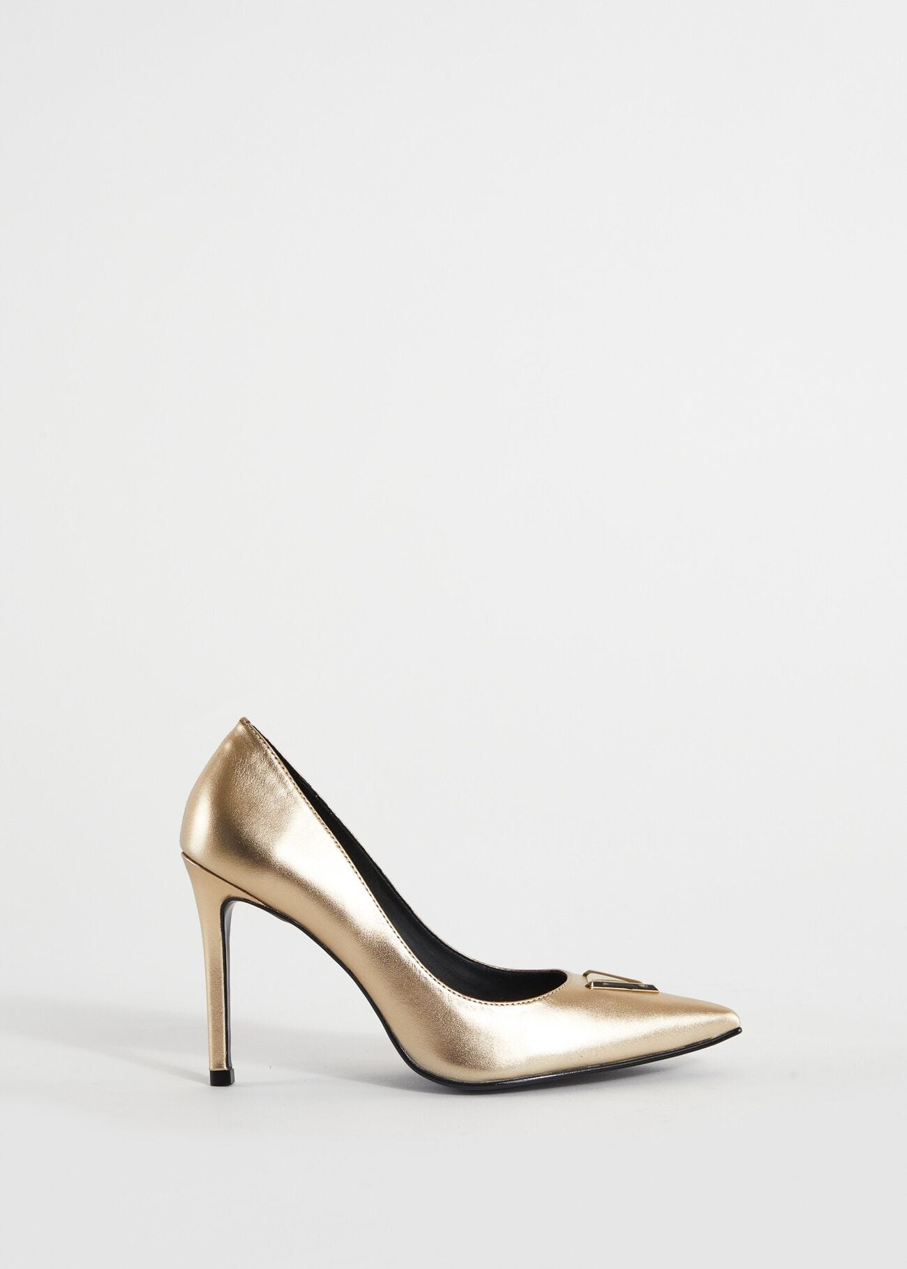Laminatedleather court shoes