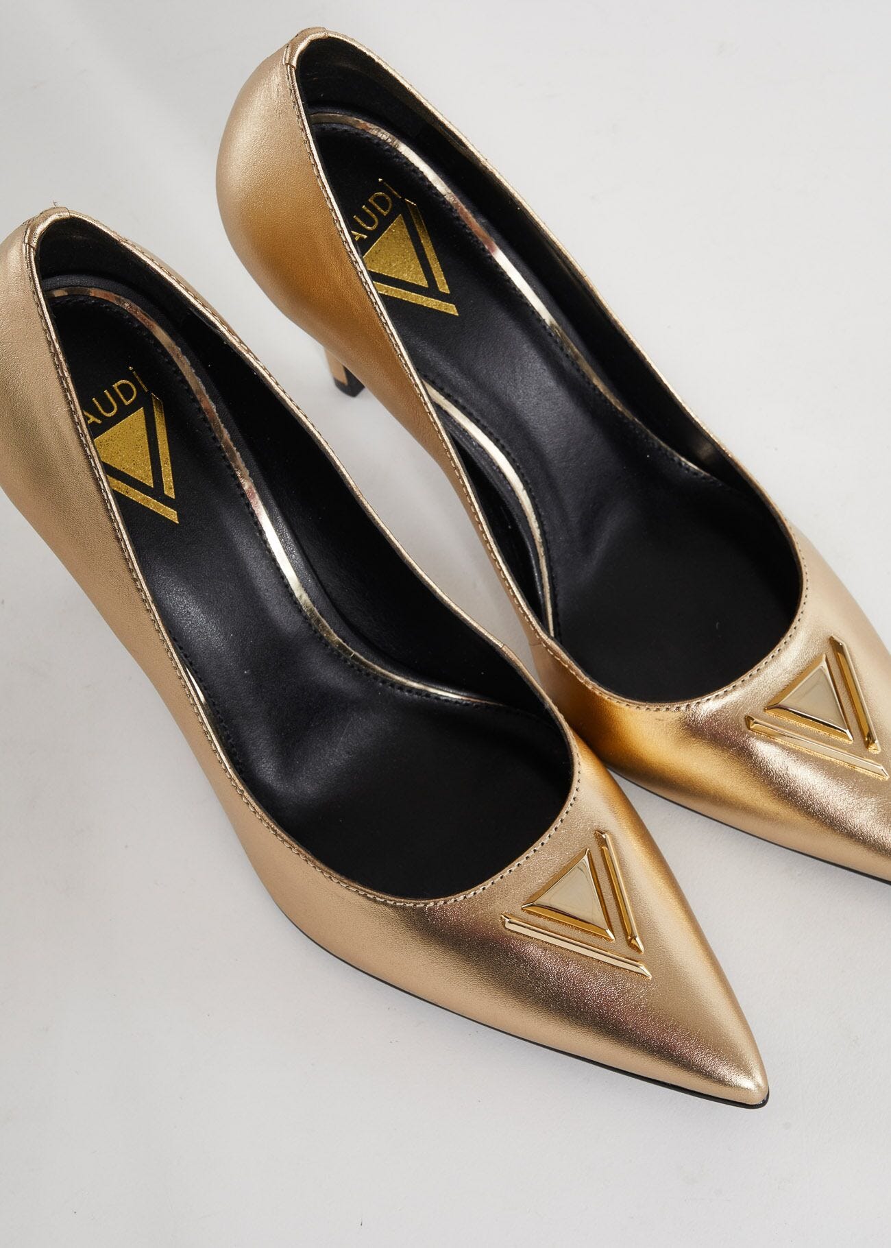 Laminatedleather court shoes