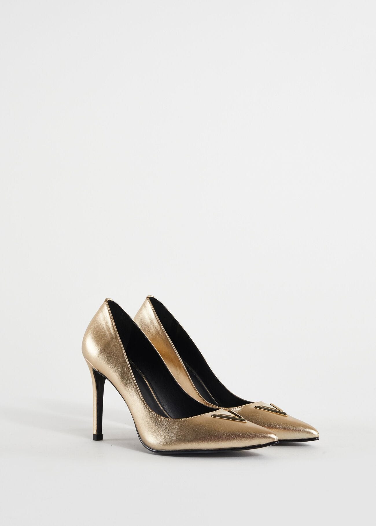 Laminatedleather court shoes