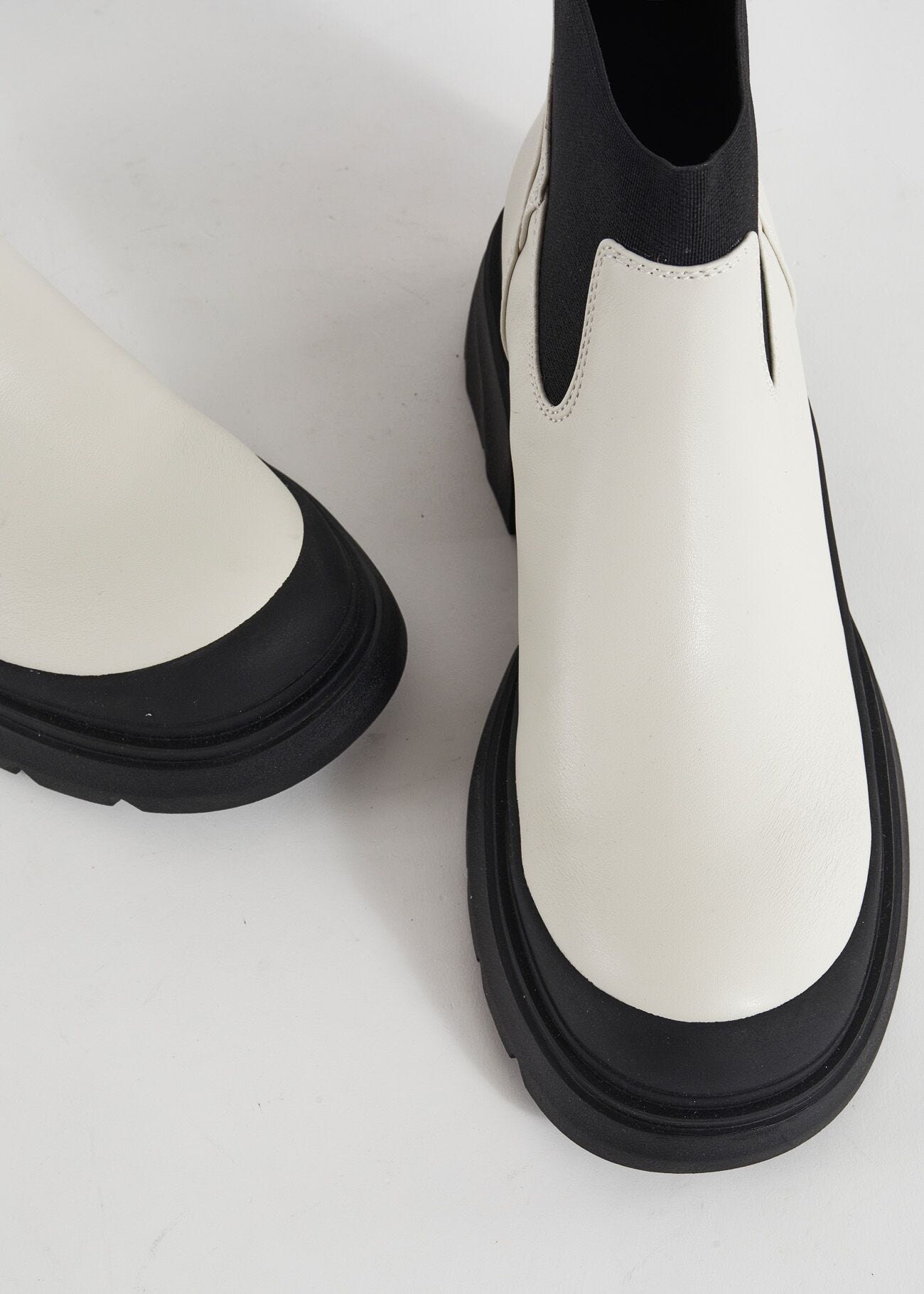 Ankle boots with elastic