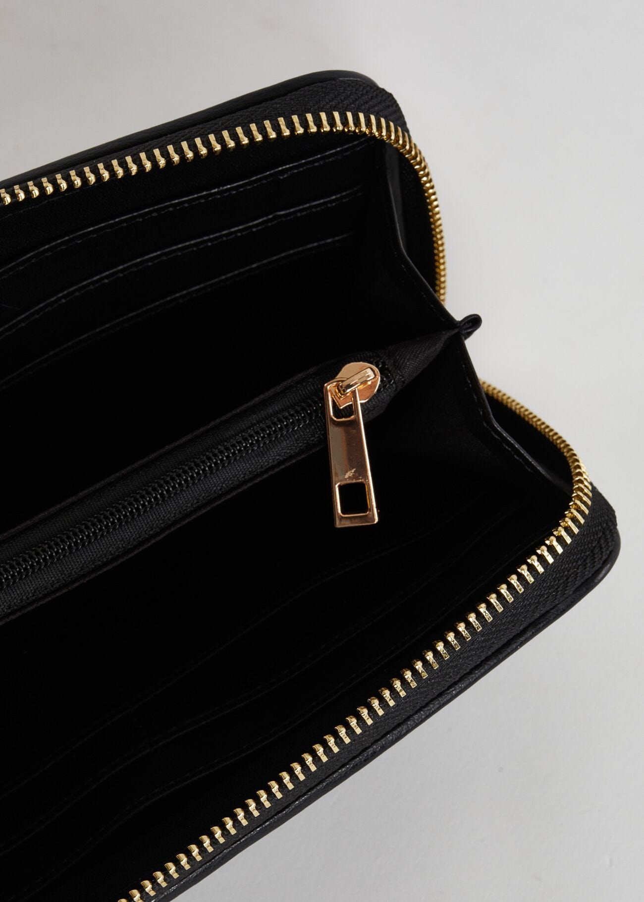 Cartera negra de piel sintética