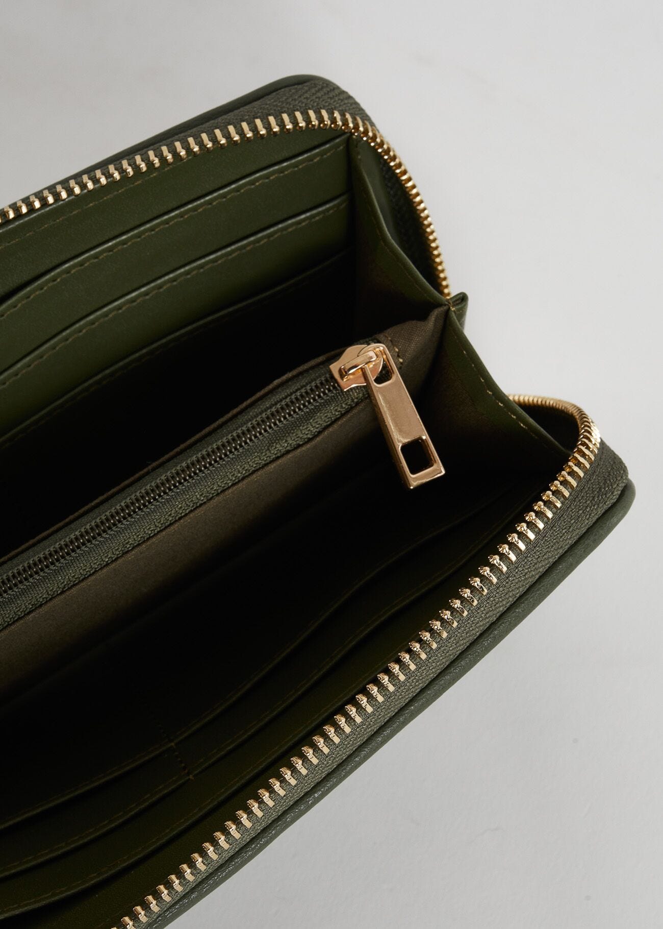Cartera verde de piel sintética