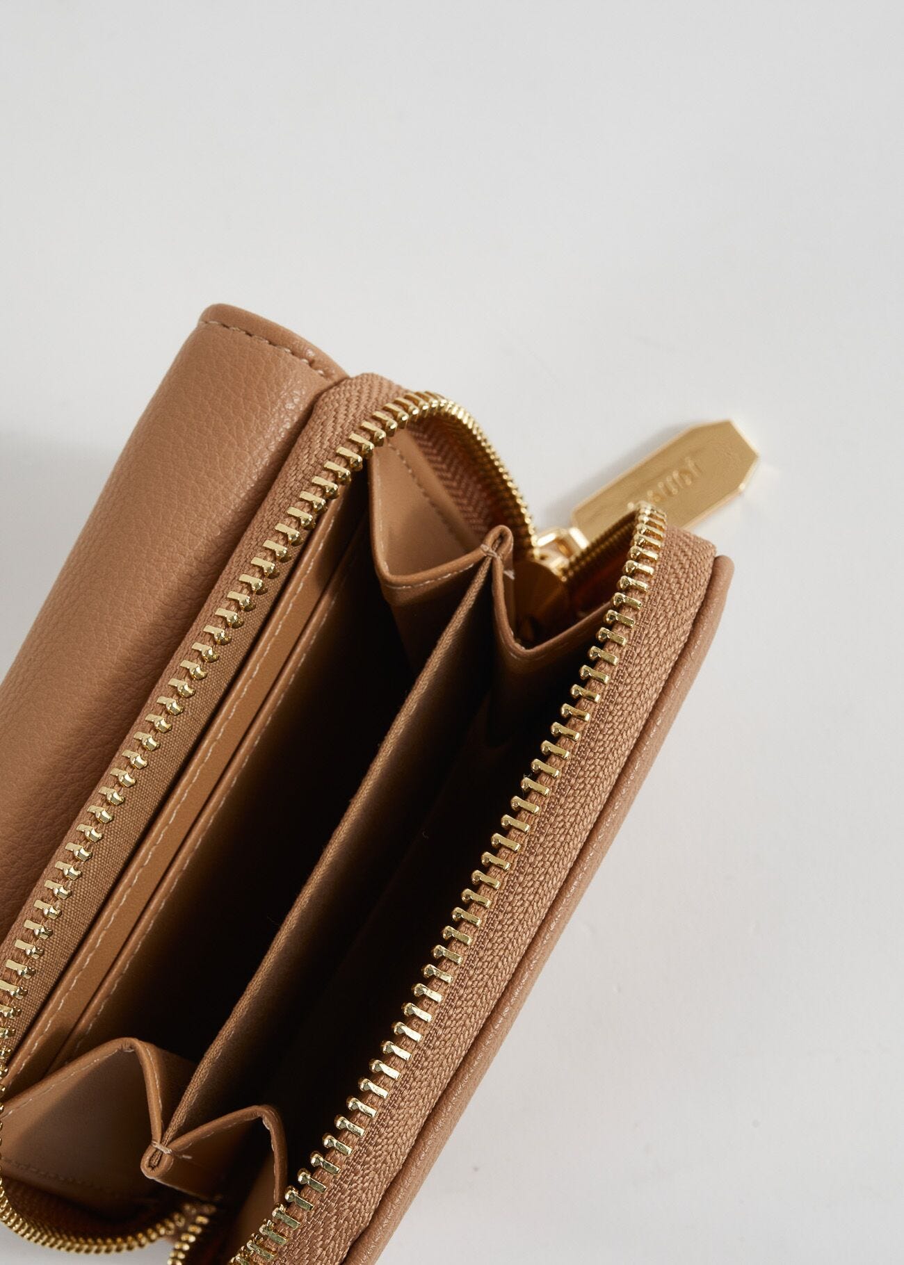 Mini portafoglio beige con patta