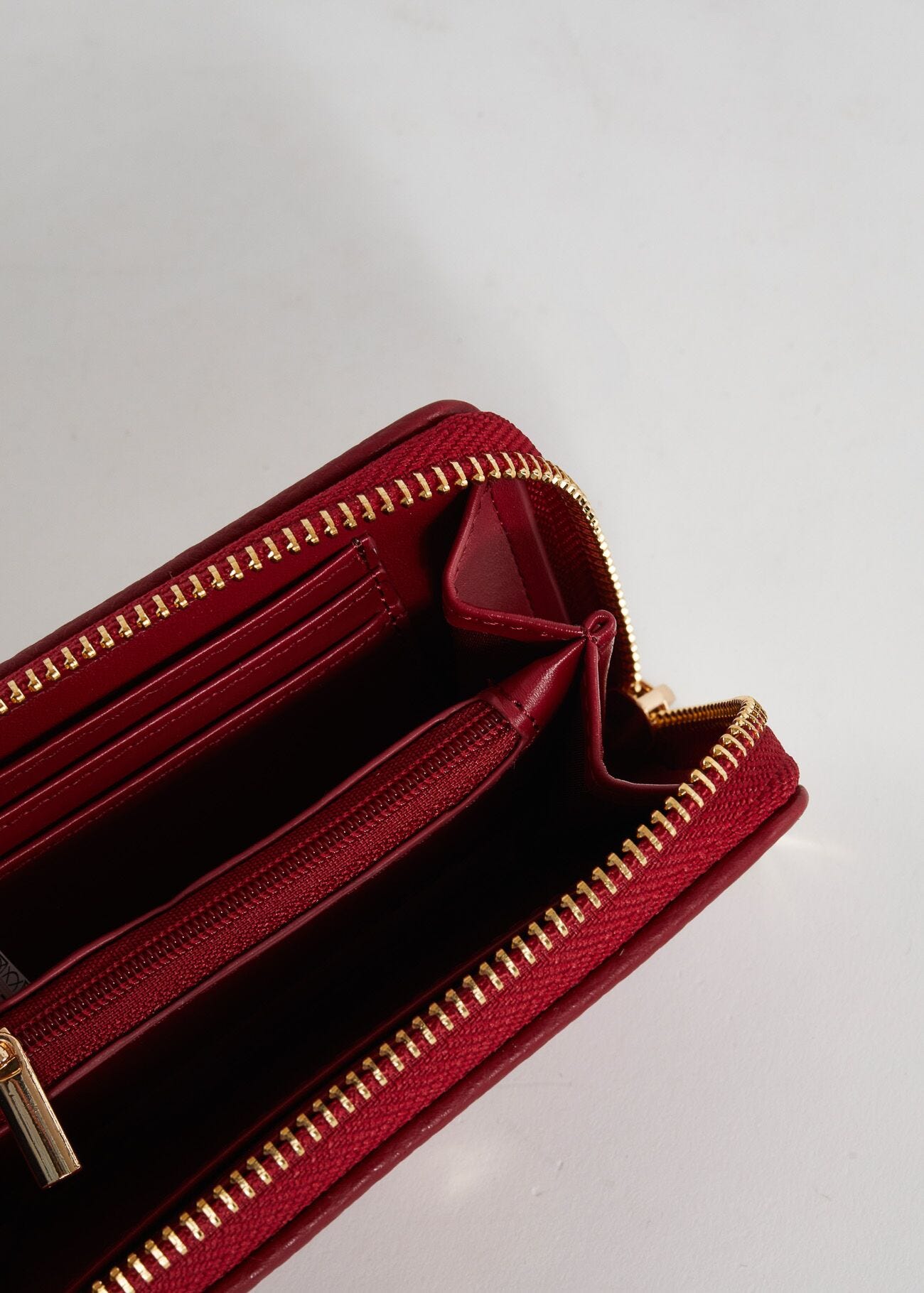 Minicartera con cremallera alrededor roja