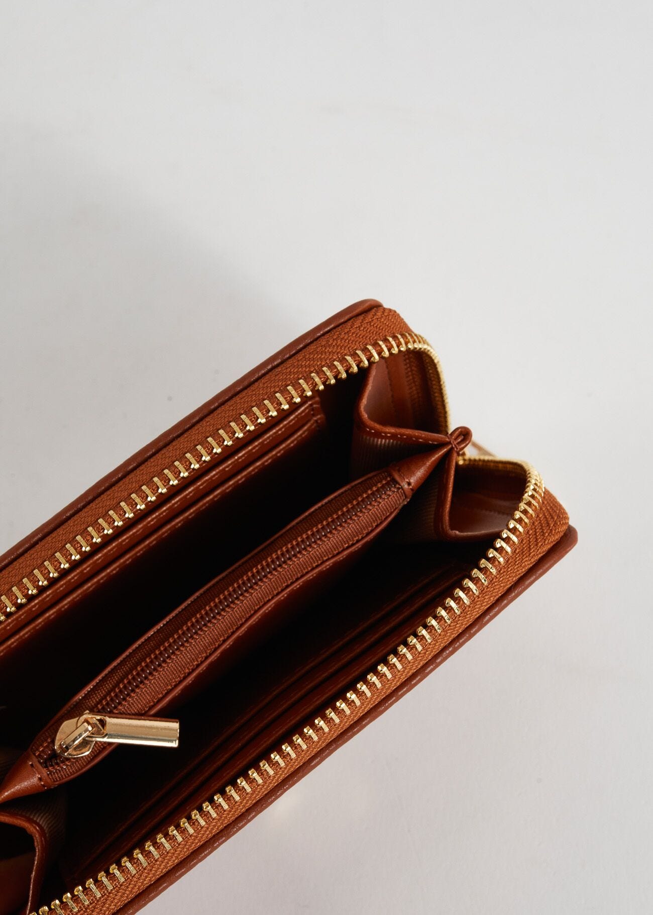 Minicartera con cremallera alrededor beige