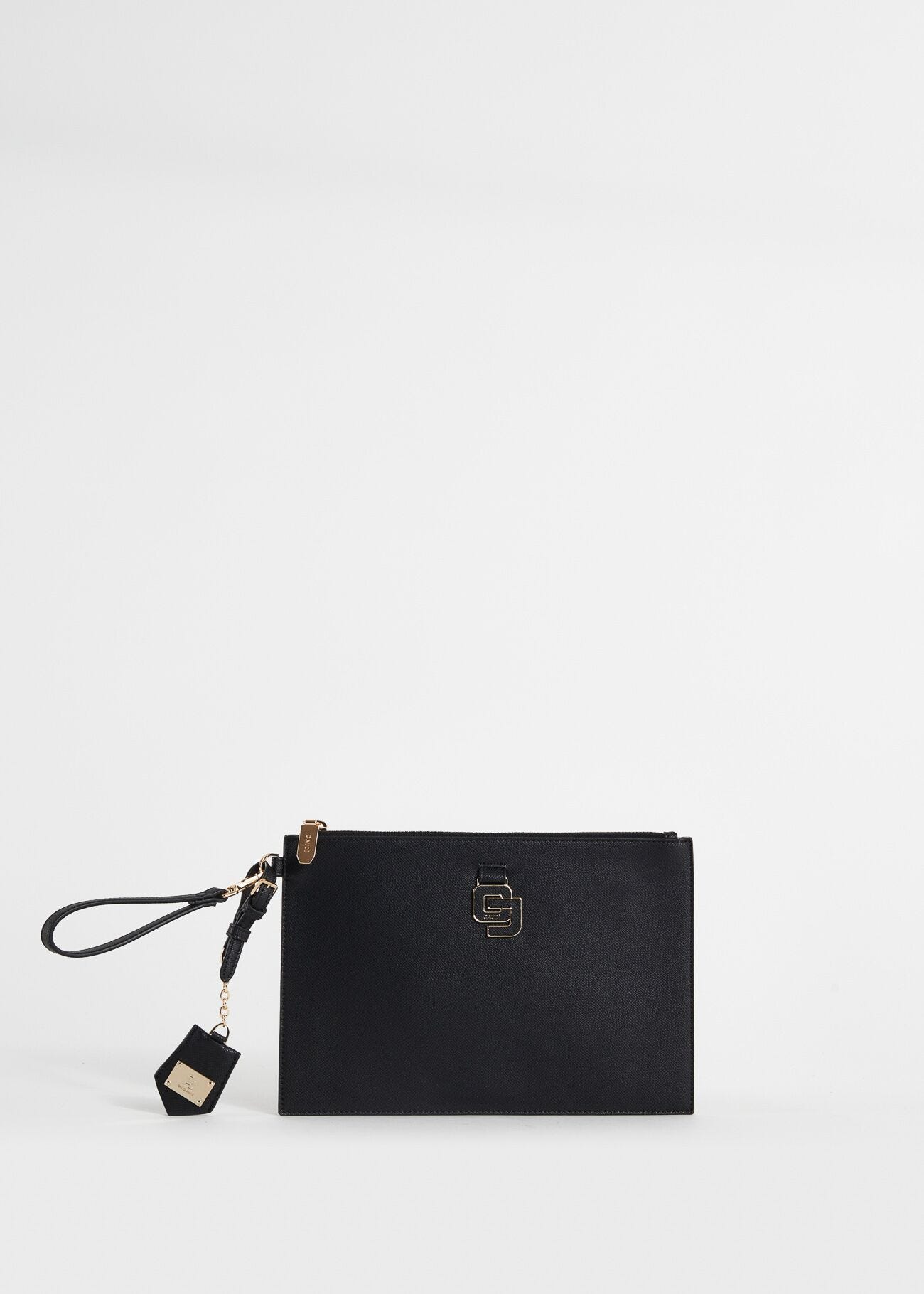 Cartera de mano negra con colgante