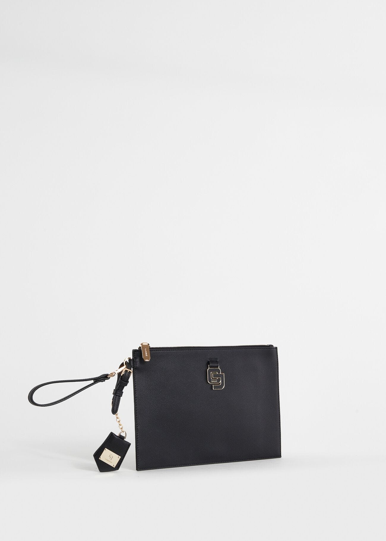 Cartera de mano negra con colgante