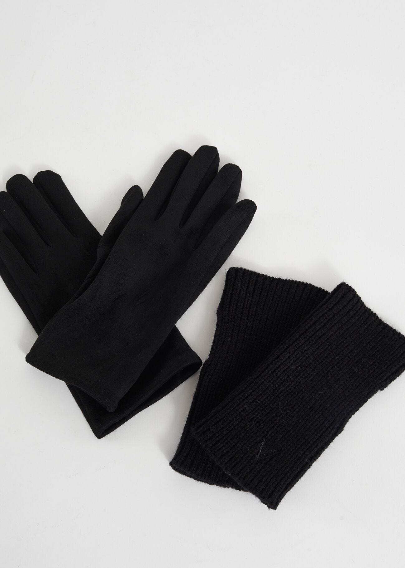 Guantes negros con mangas