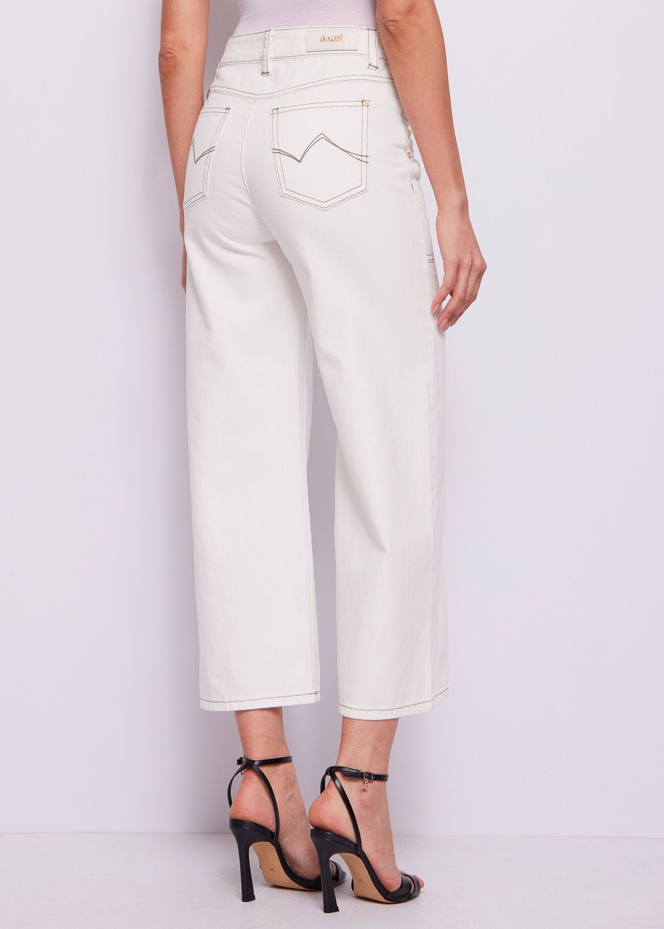Jeans da donna bianco con catena