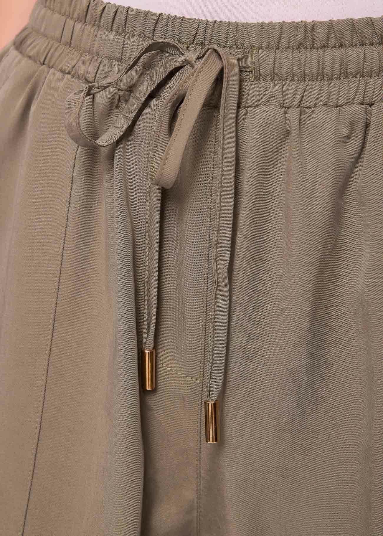 Shorts da donna verde con tasche