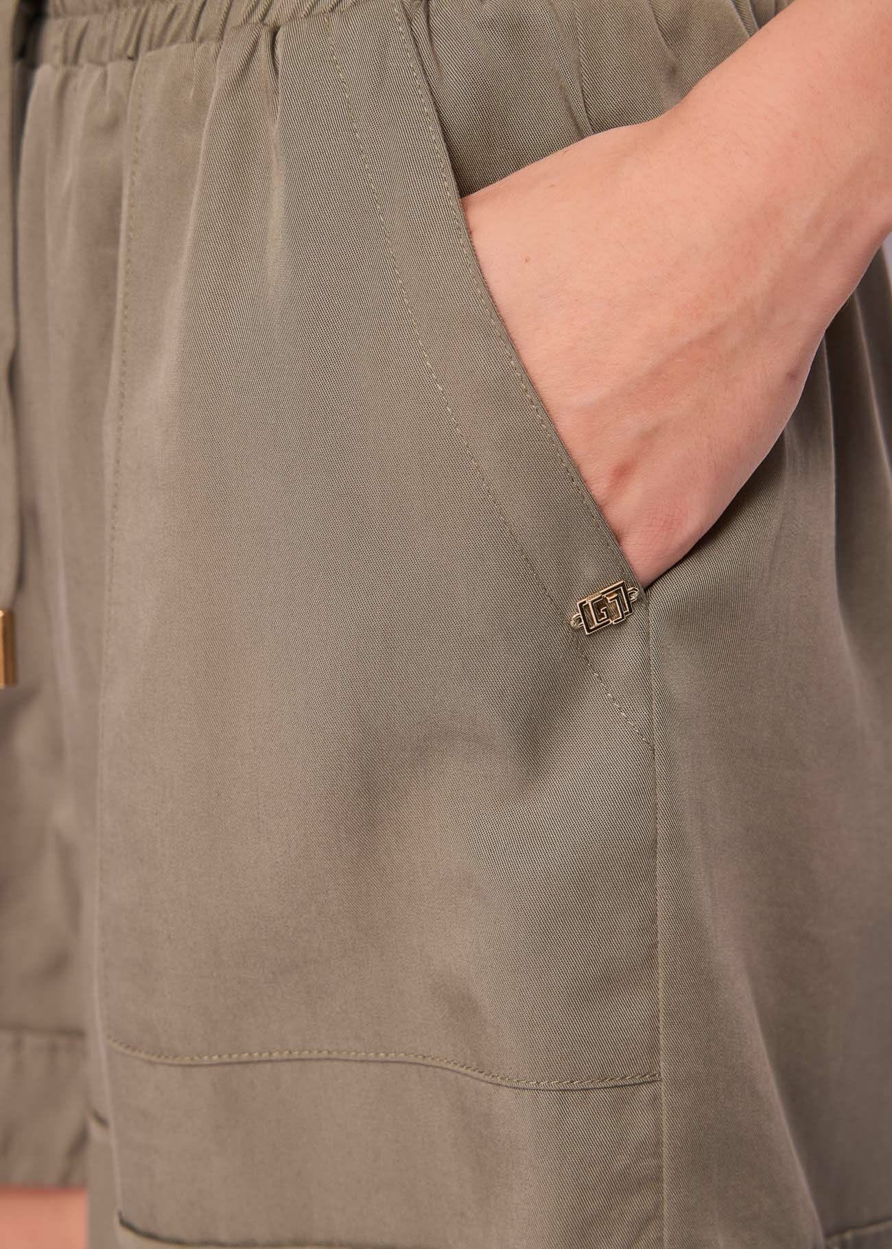 Shorts da donna verde con tasche