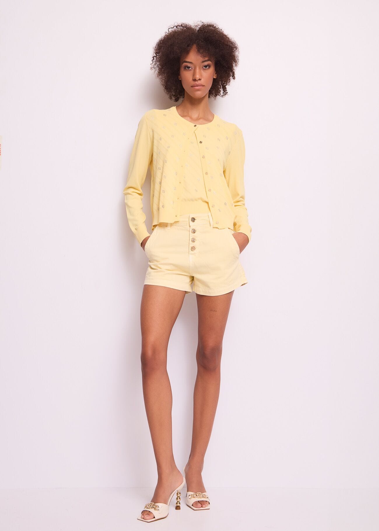 Shorts da donna giallo con bottoni