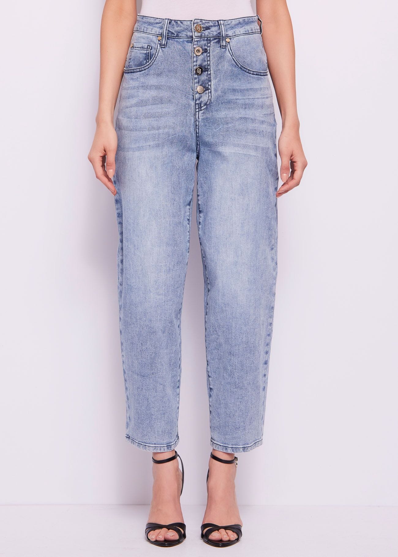 Women's carrot-fit jeans