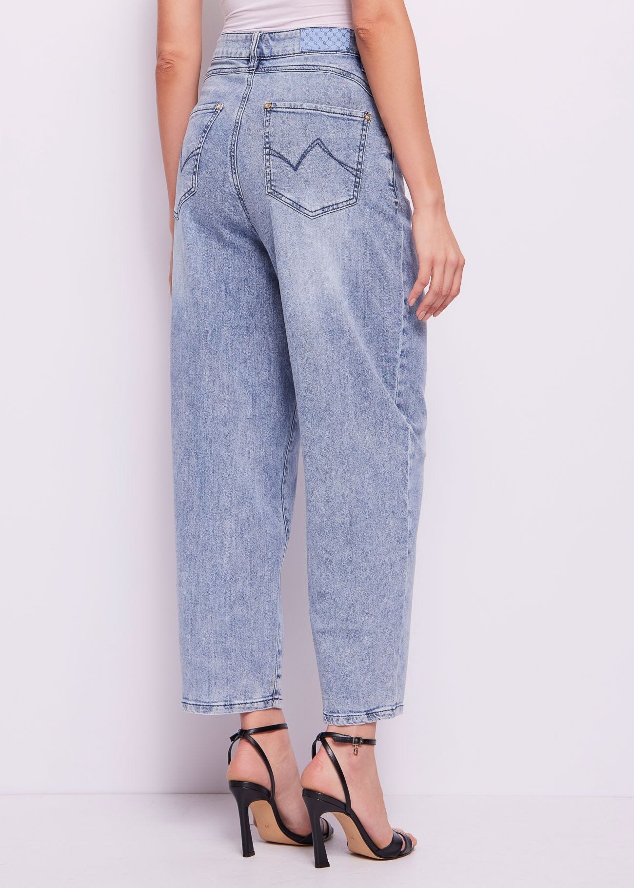 Women's carrot-fit jeans